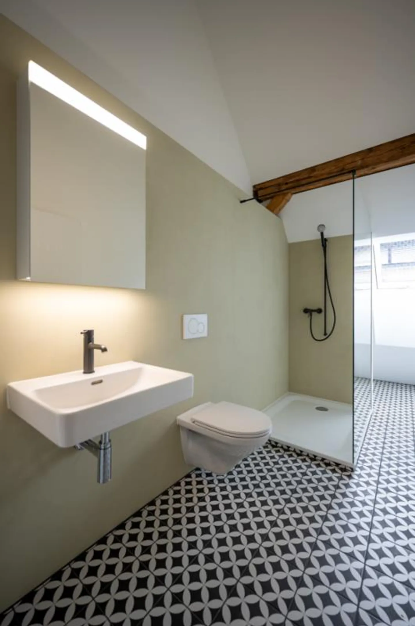 Casa multifamiliare completamente ristrutturata e casa a schiera con un totale ... - Foto 8 di 14