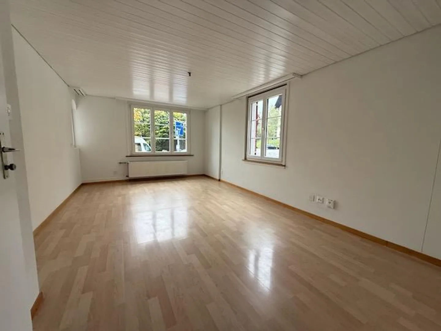 Charming 1.5-room apartment on the raised ground floor with seating area - Photo 1 of 5