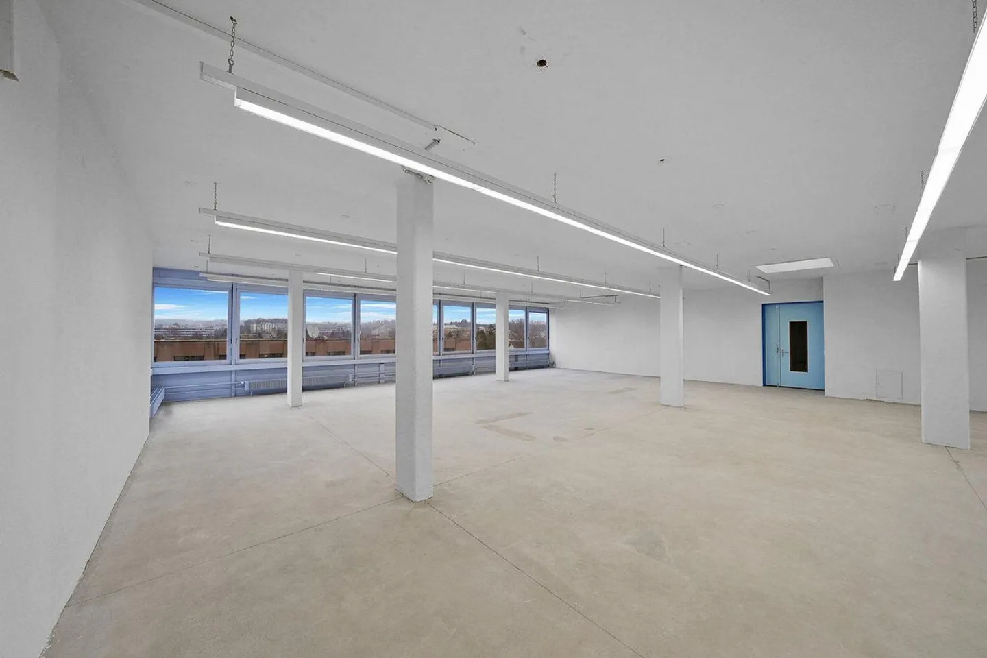 Spazio commerciale pratico con carico di pavimento di 1'000 kg/m² - vista inclusa! - Foto 1 di 13