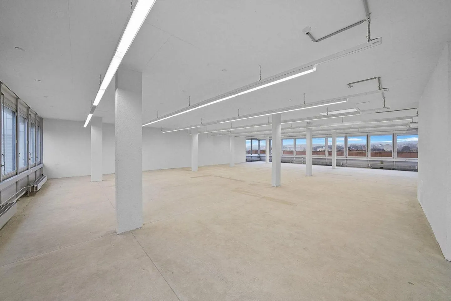 Spazio commerciale pratico con carico di pavimento di 1'000 kg/m² - vista inclusa! - Foto 2 di 13