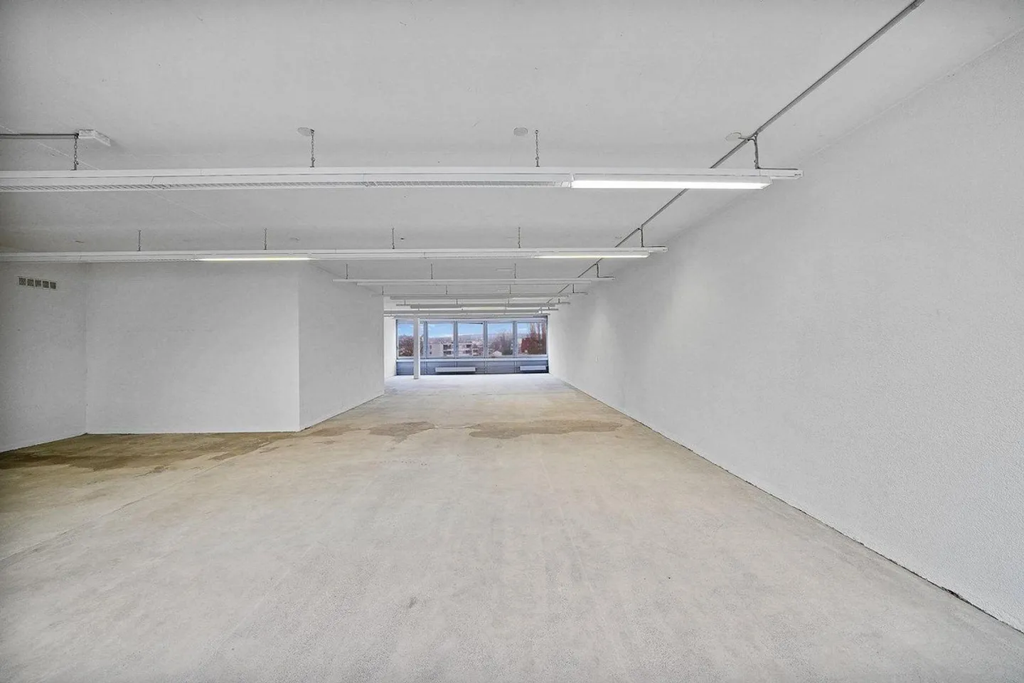 Spazio commerciale pratico con carico di pavimento di 1'000 kg/m² - vista inclusa! - Foto 3 di 13