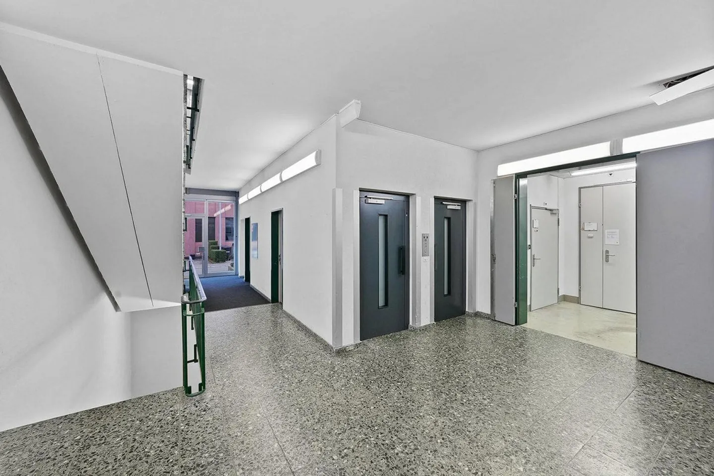 Spazio commerciale pratico con carico di pavimento di 1'000 kg/m² - vista inclusa! - Foto 8 di 13