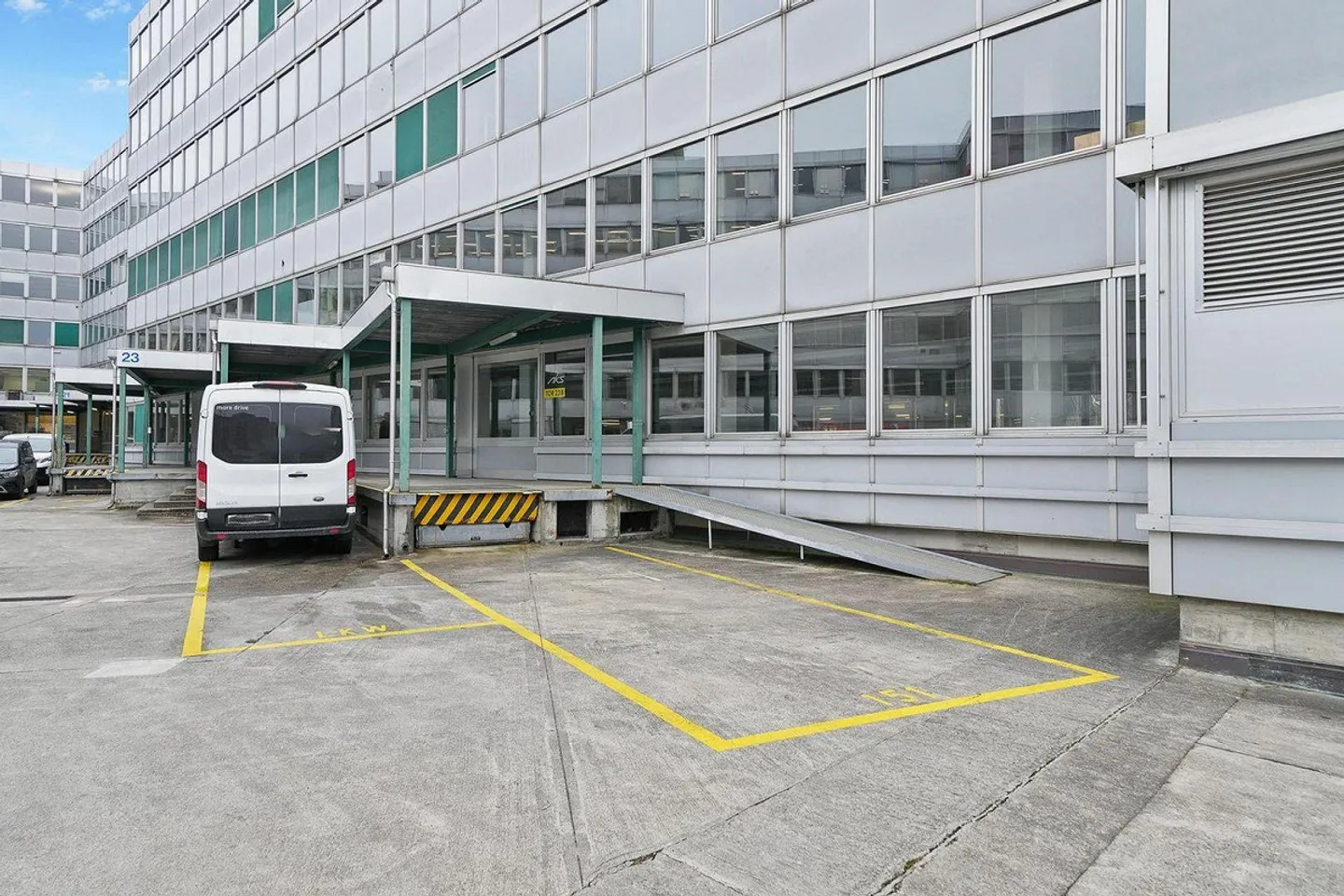 Spazio commerciale pratico con carico di pavimento di 1'000 kg/m² - vista inclusa! - Foto 9 di 13