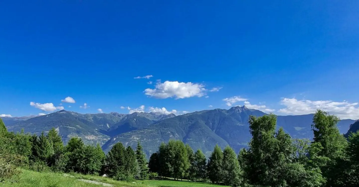 Chalet di 5,5 stanze su piano, tranquillo, soleggiato, bella vista - Foto 1 di 5