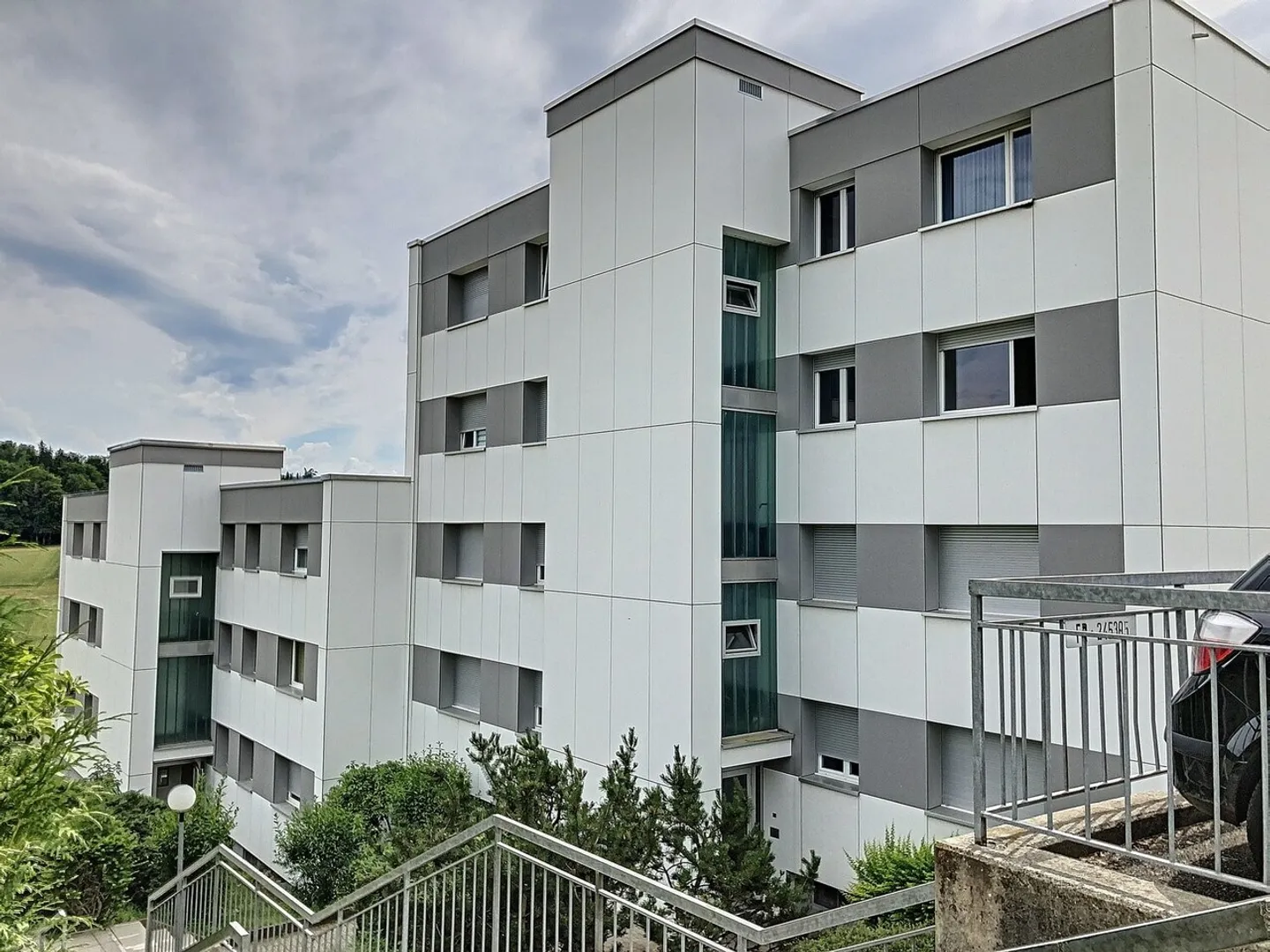 Grand appartement de 4,5 pièces près des centres de transport et de shopping - Photo 2 sur 2