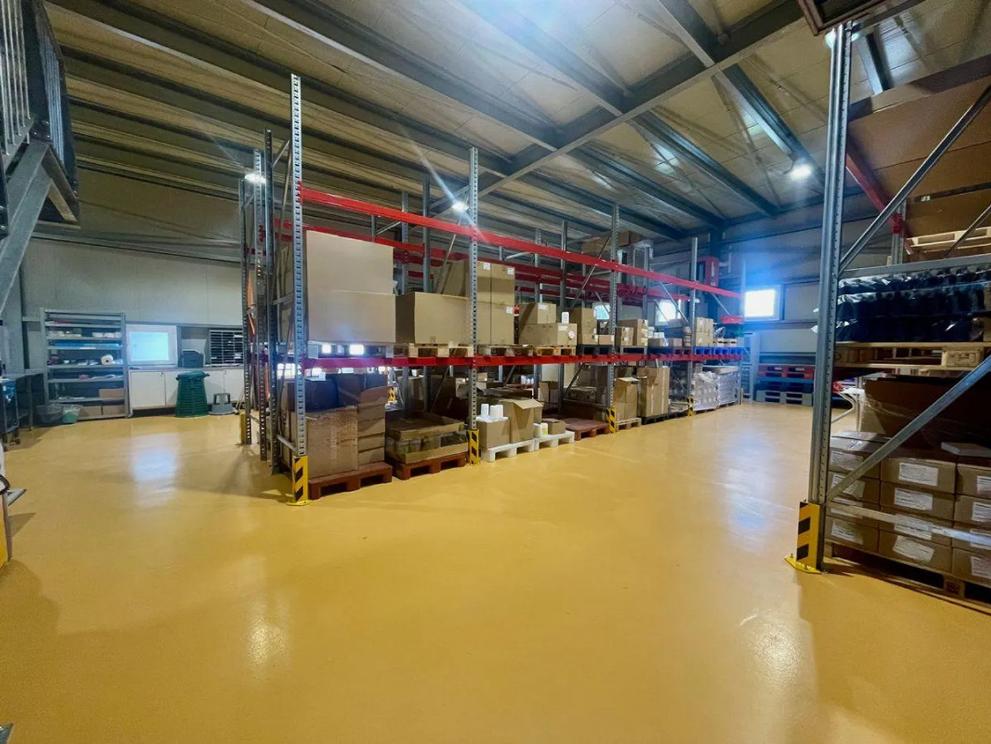 Geräumige Lager- und Industriehalle mit 31 vermieteten Garagen... - Foto 2 von 11