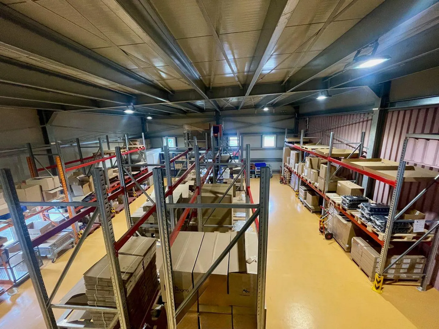 Geräumige Lager- und Industriehalle mit 31 vermieteten Garagen... - Foto 1 von 11