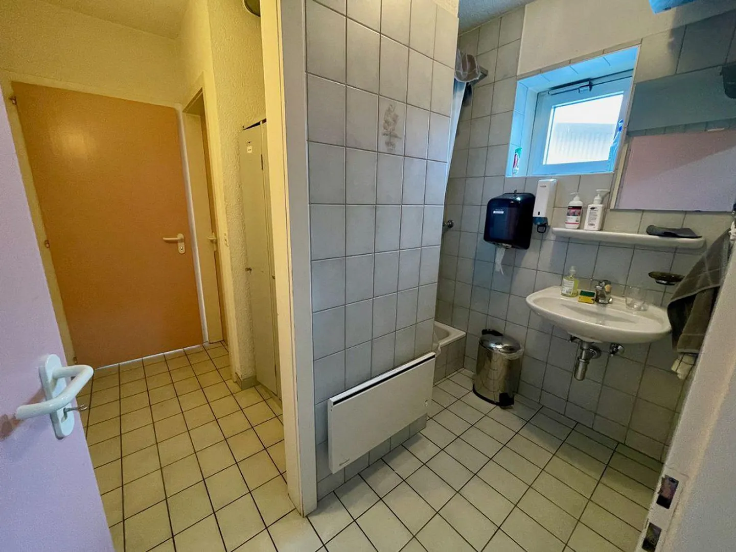Geräumige Lager- und Industriehalle mit 31 vermieteten Garagen... - Foto 8 von 11
