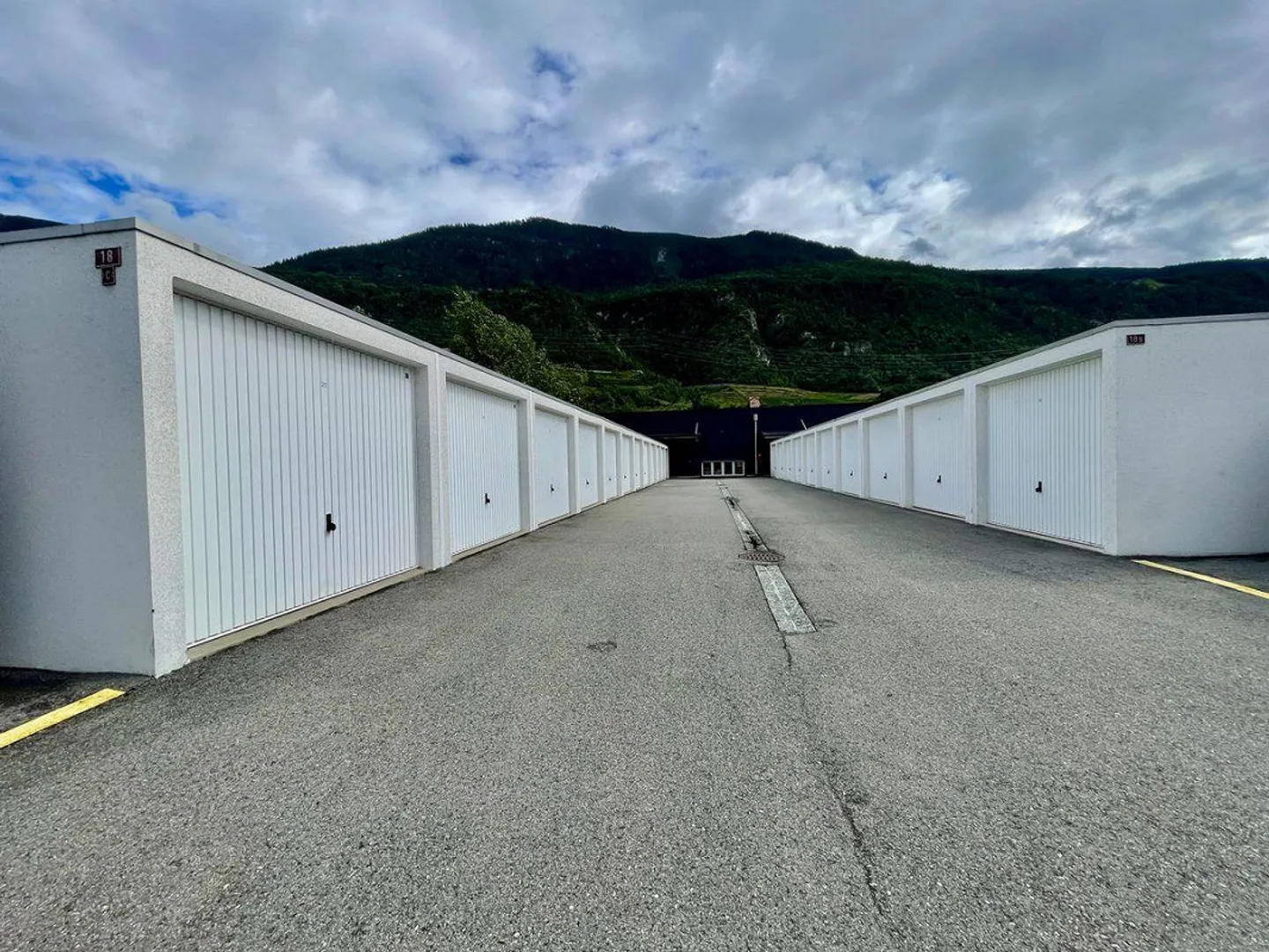 Geräumige Lager- und Industriehalle mit 31 vermieteten Garagen... - Foto 9 von 11