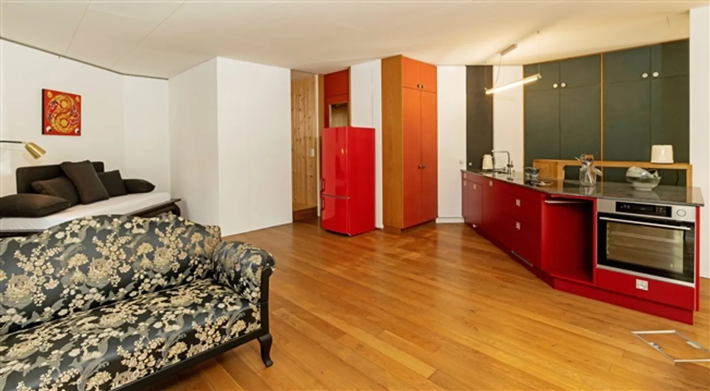 Large 2.5-room apartment with two seating areas unfurnished - Photo 2 of 13