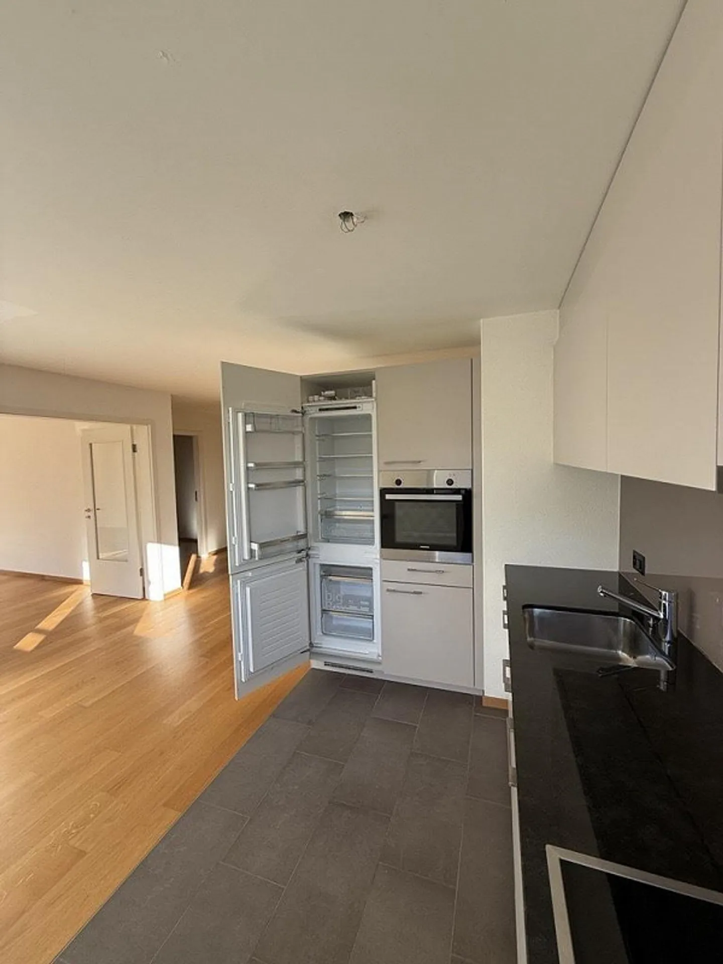 Appartement calme de 3,5 pièces dans un emplacement privilégié : La vie urbaine rencontre l'idylle naturelle - Photo 3 sur 9