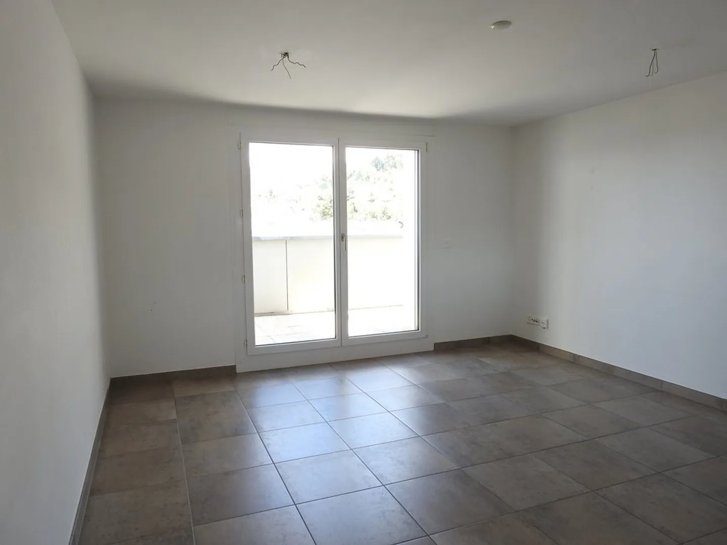 Modern 3.5-Room Apartment in Biel - Photo 2 of 10