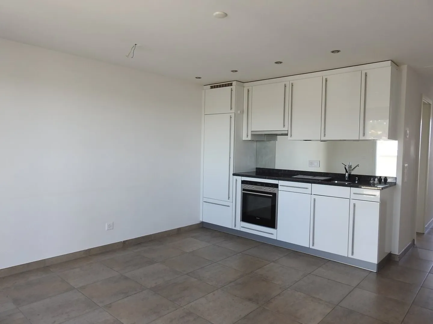 Modern 3.5-Room Apartment in Biel - Photo 5 of 10