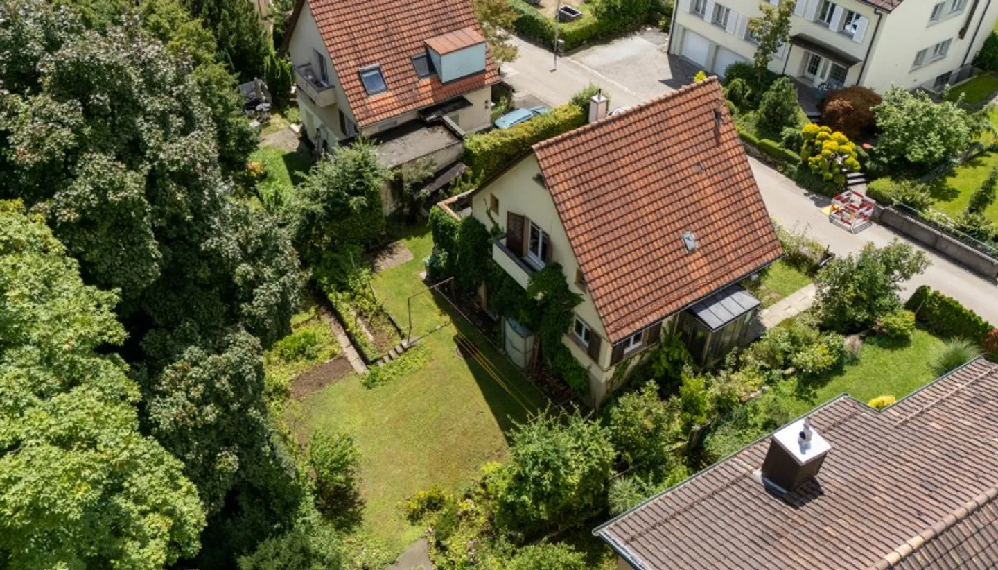 Detached House with City View - Photo 2 of 3