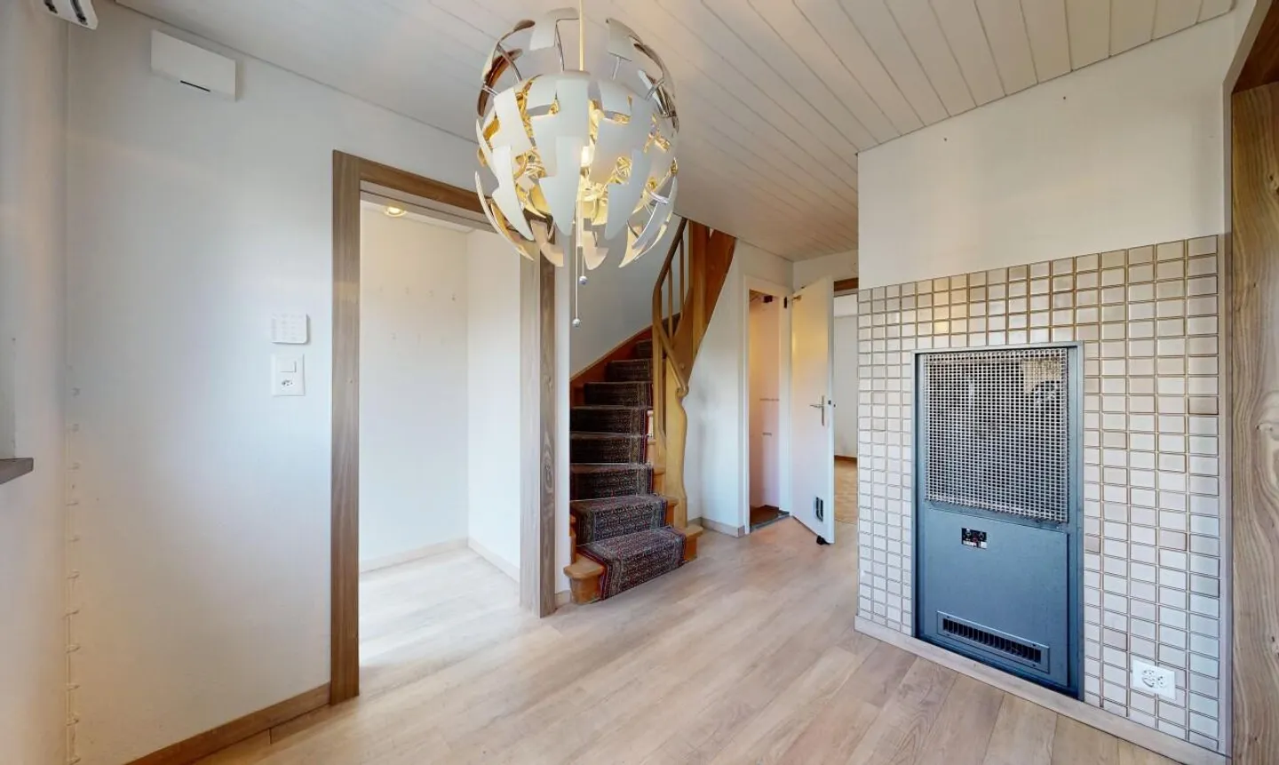 Maison mitoyenne avec un grand potentiel d'extension dans un emplacement central - Photo 4 sur 11