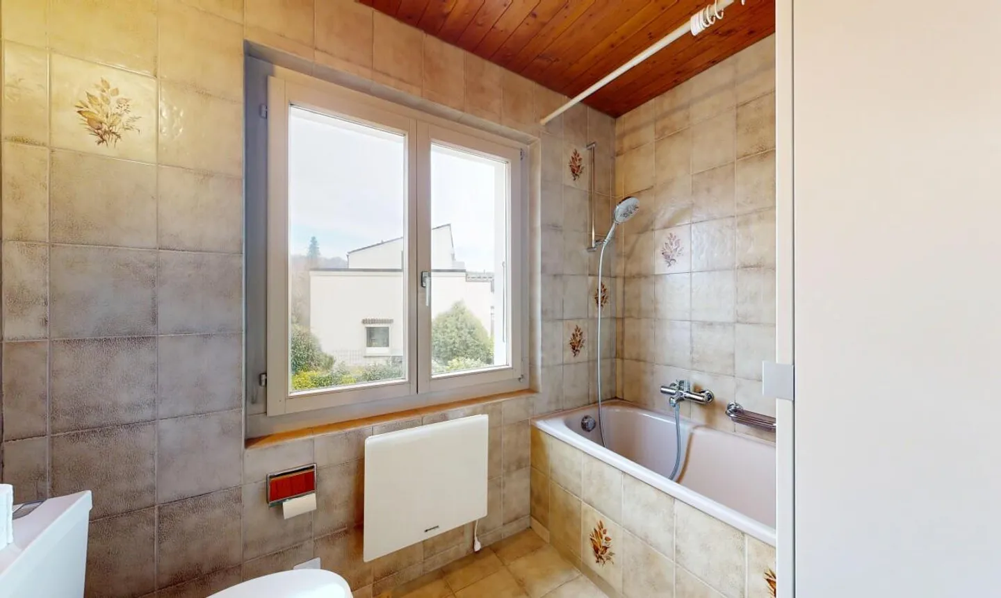 Maison mitoyenne avec un grand potentiel d'extension dans un emplacement central - Photo 9 sur 11