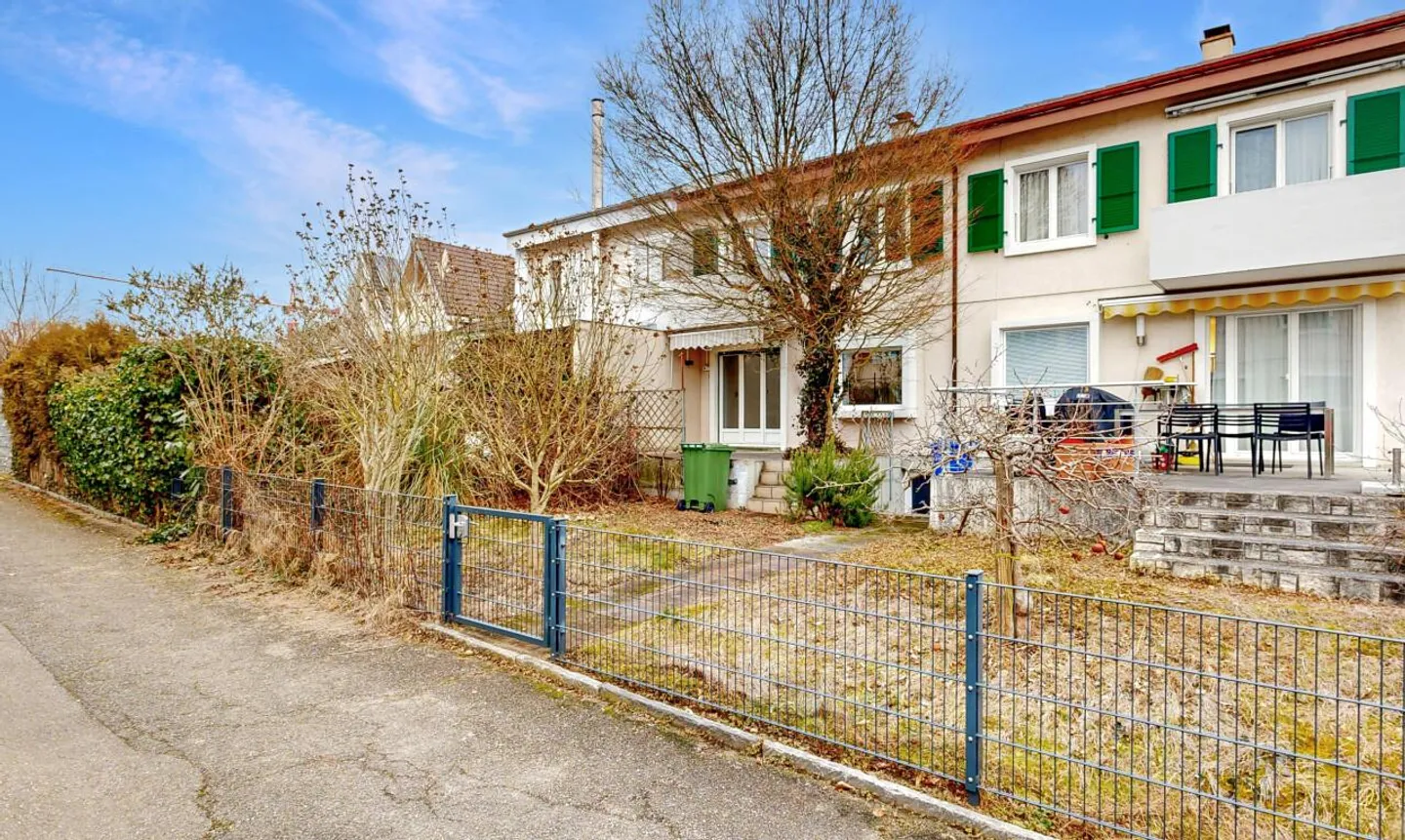 Maison mitoyenne avec un grand potentiel d'extension dans un emplacement central - Photo 1 sur 11