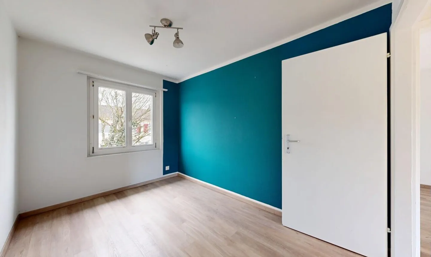 Maison mitoyenne avec un grand potentiel d'extension dans un emplacement central - Photo 10 sur 11