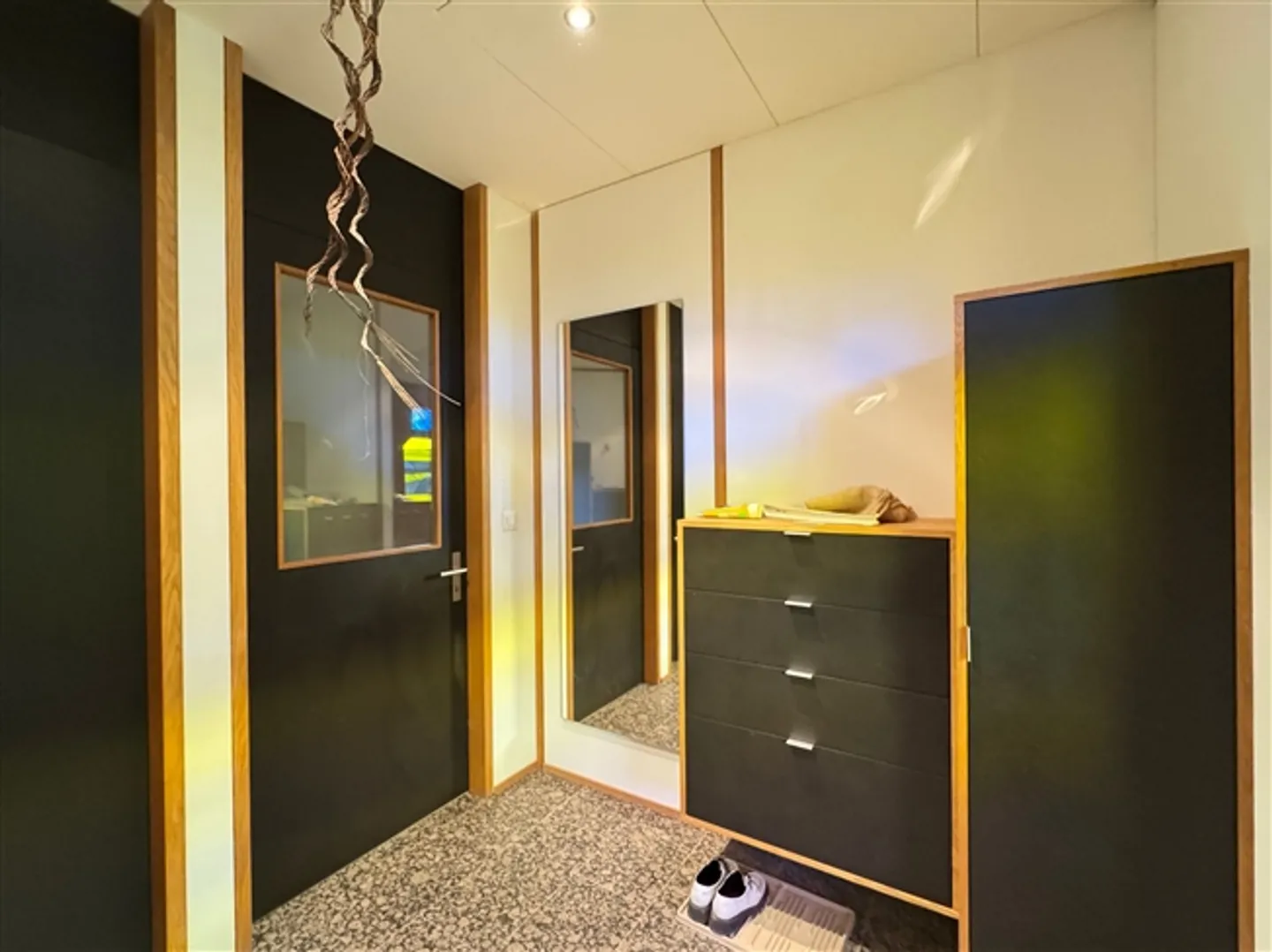 Large 2.5-room apartment with two seating areas unfurnished - Photo 10 of 13