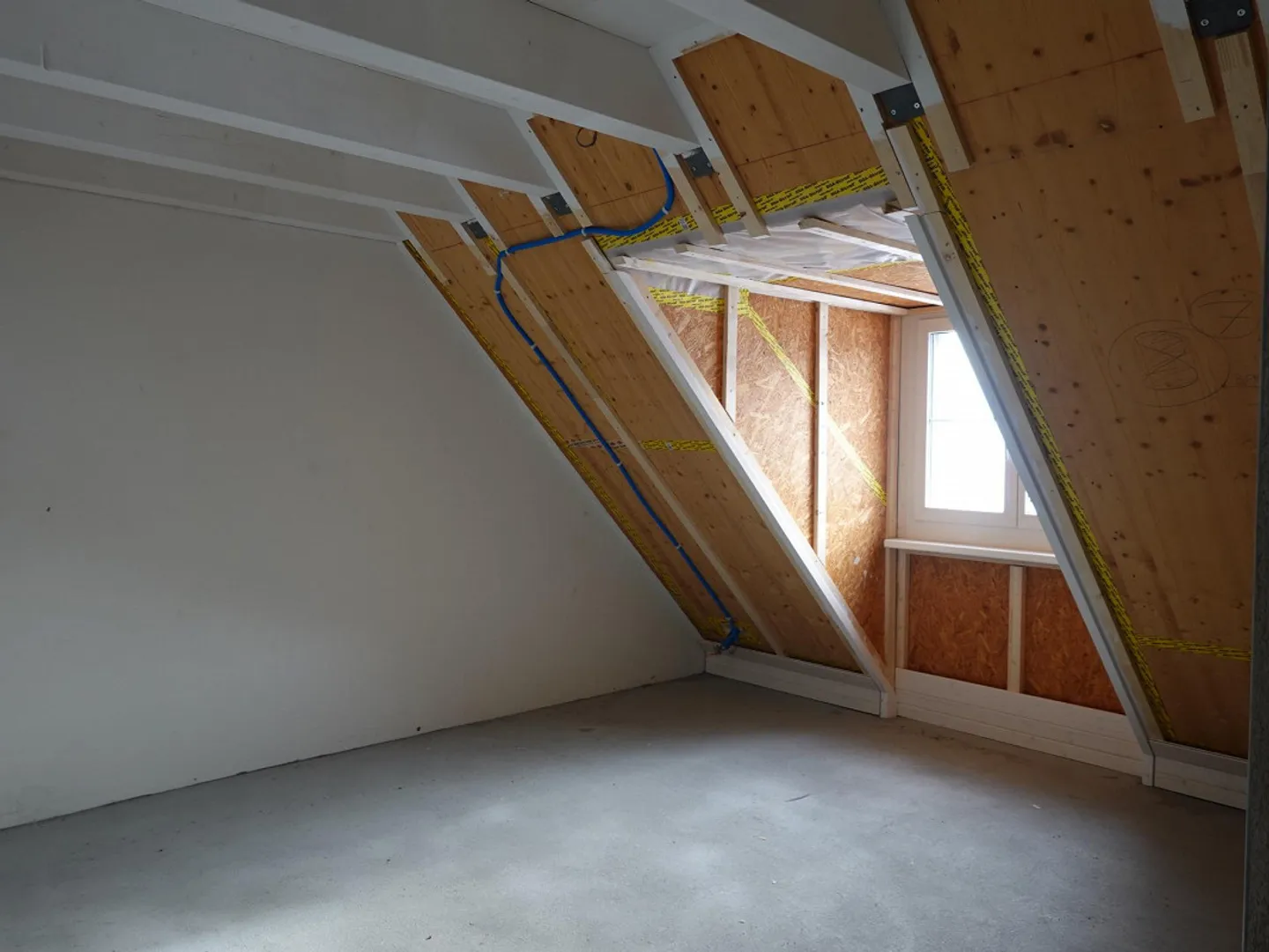 Neubau - 5.5-Zimmer-Dachwohnung mit grosser Galerie und zwei Balkonen - Foto 5 di 6