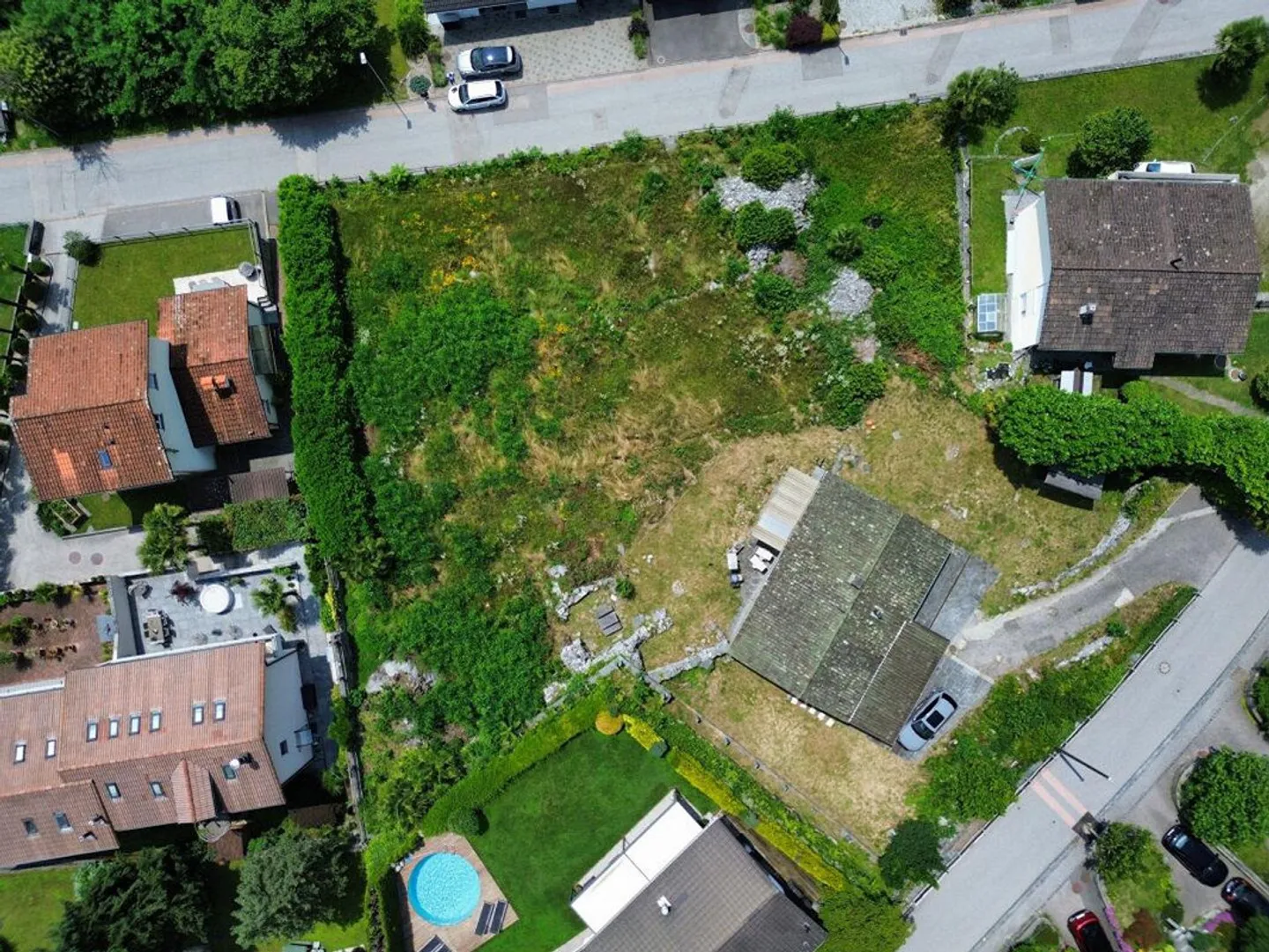 Terreno edificabile di 2'254 m2 in zona tranquilla, con casa da ria... - Foto 1 di 1