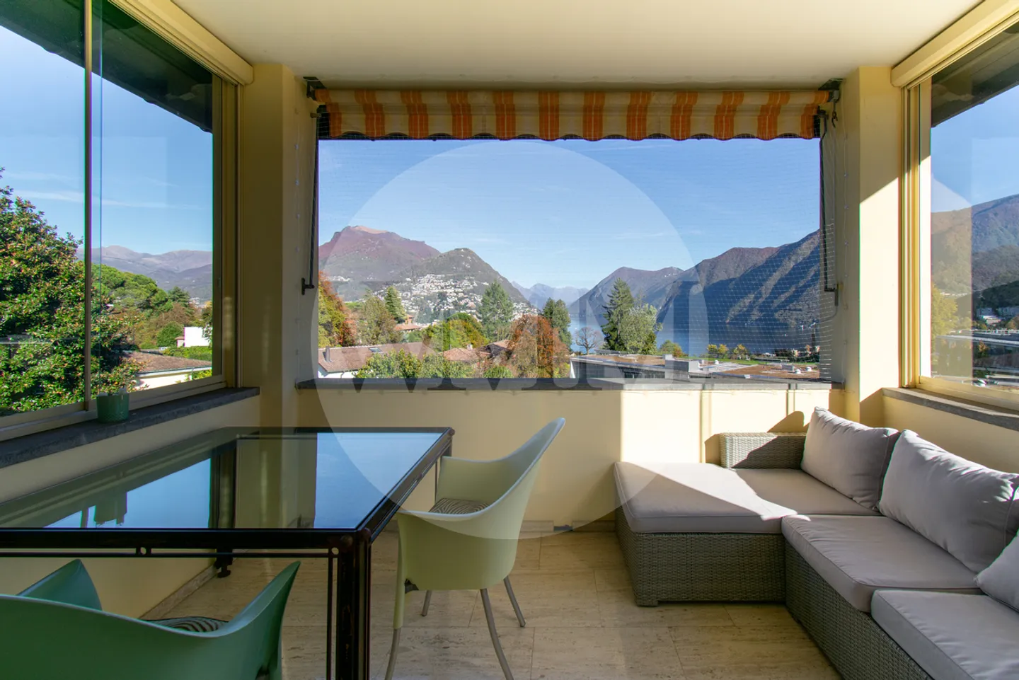 CHARME D’ÉPOQUE ET CONFORT MODERNE : ÉLÉGANT APPARTEMENT DE 4.5 PIÈCES AVEC VUE SUR LE LAC - Photo 1 sur 12