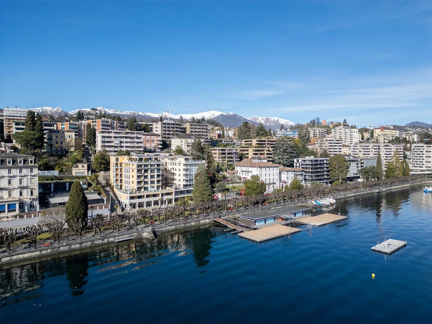 Magnifico appartamento con grande terrazza e vista lago - Foto 2 di 13