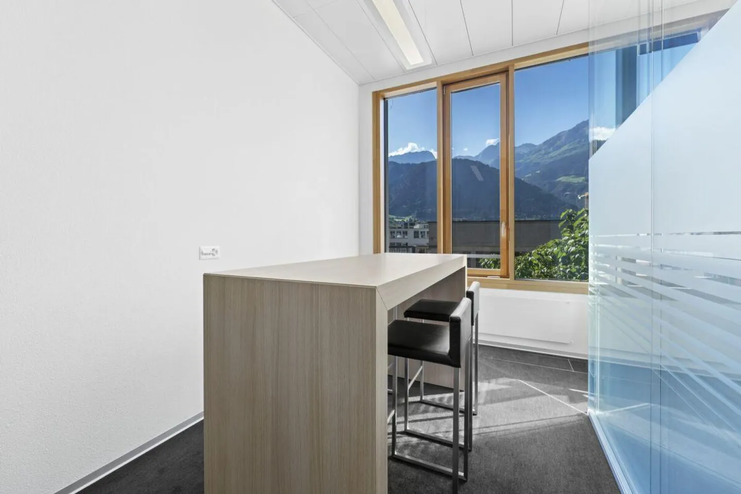 Your new workplace in the heart of Altdorf! - Photo 4 of 10