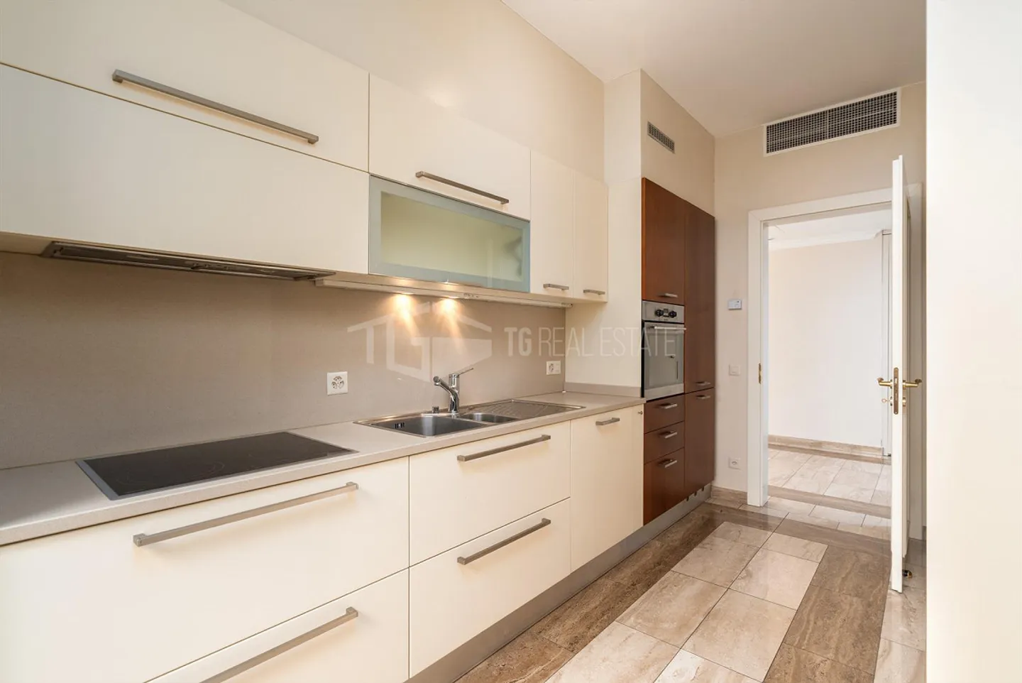 Magnifico appartamento con grande terrazza e vista lago - Foto 8 di 13