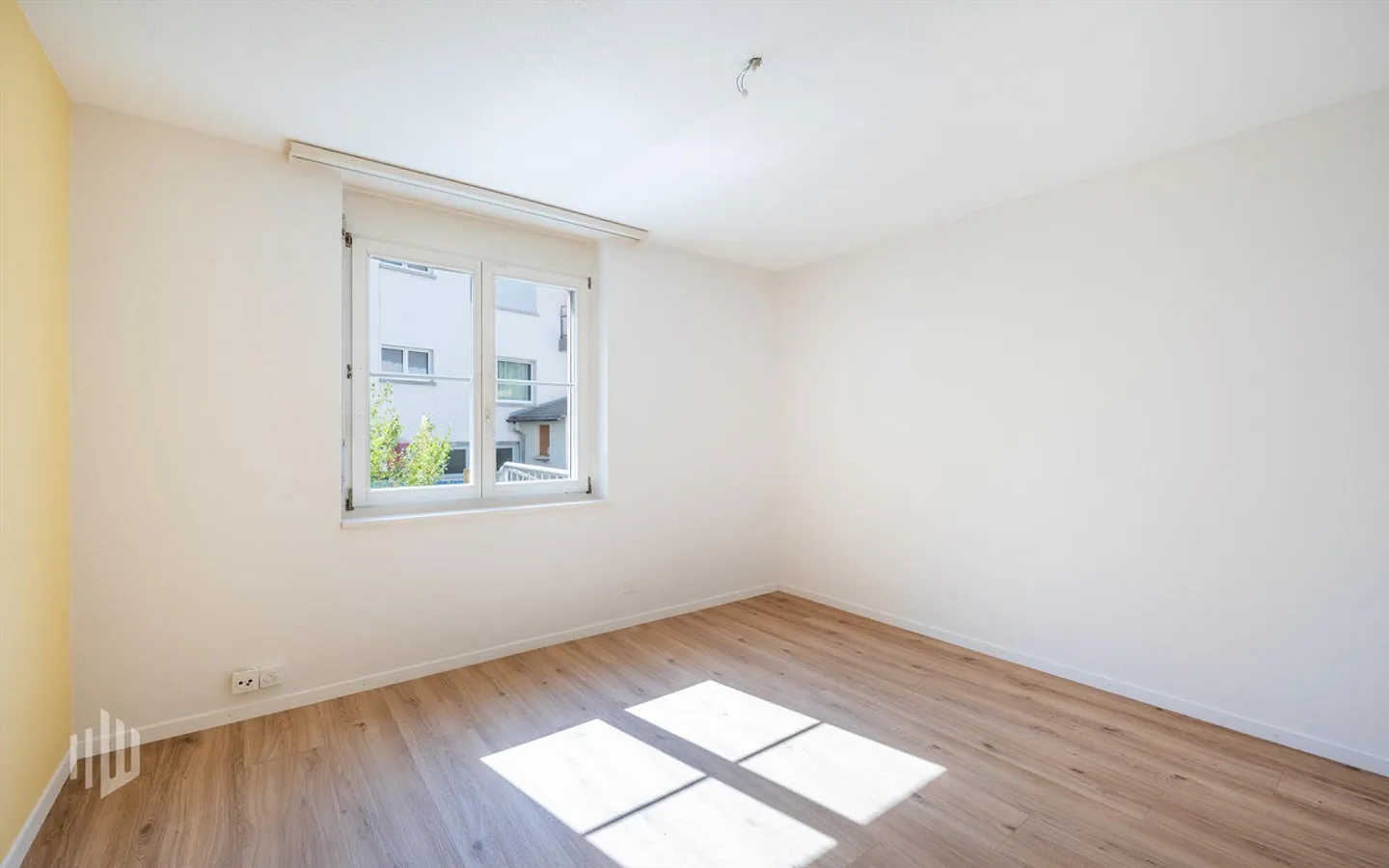 ImmoWyss - Spacious 5.5-room garden apartment in a quiet location - Photo 8 of 13