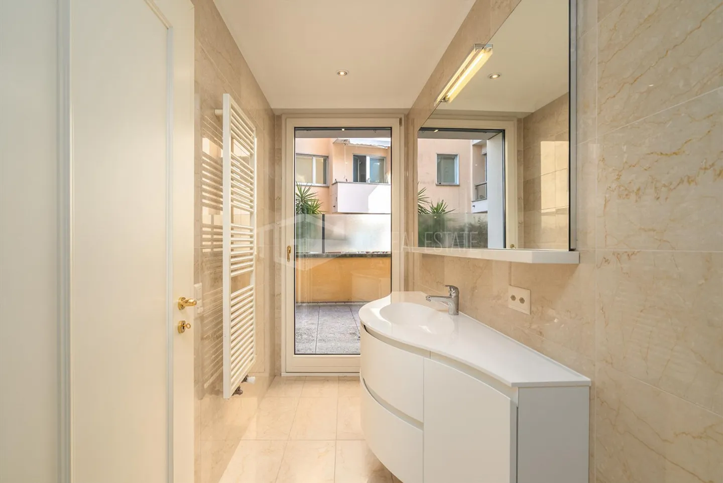 Magnifico appartamento con grande terrazza e vista lago - Foto 12 di 13