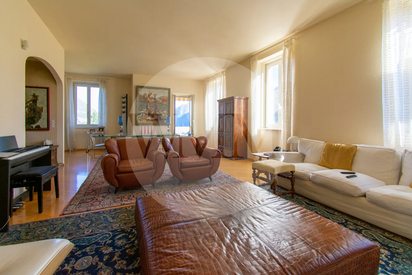 CHARME D’ÉPOQUE ET CONFORT MODERNE : ÉLÉGANT APPARTEMENT DE 4.5 PIÈCES AVEC VUE SUR LE LAC - Photo 2 sur 12