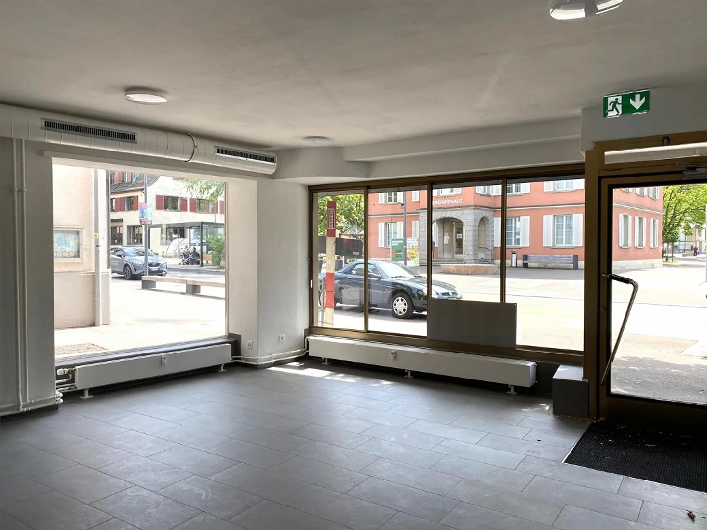 Bel espace commercial au centre de Neuhausen - Photo 3 sur 11