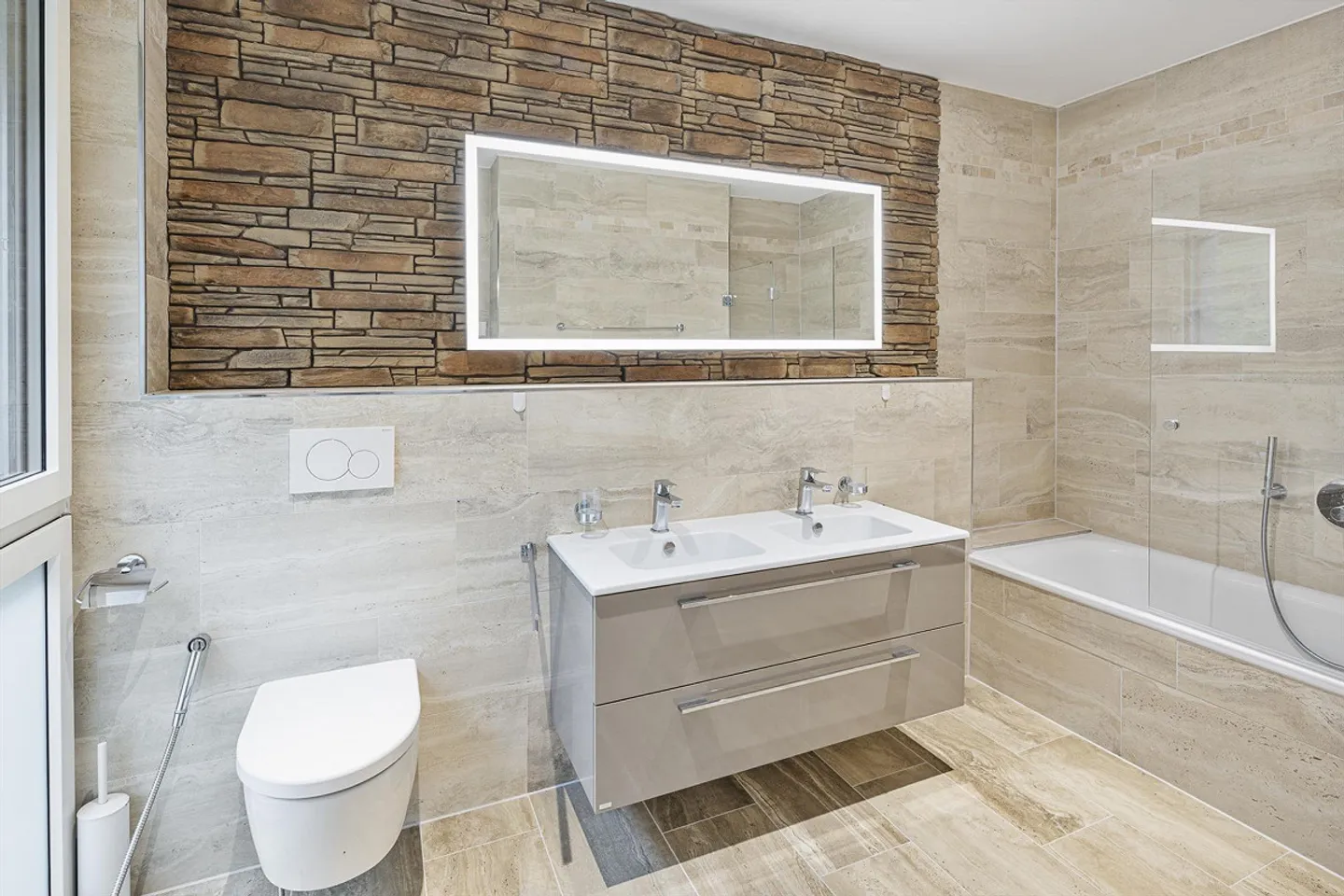 Miracle d'espace polyvalent avec un appartement séparé et de nombreuses possibilités - Photo 13 sur 17