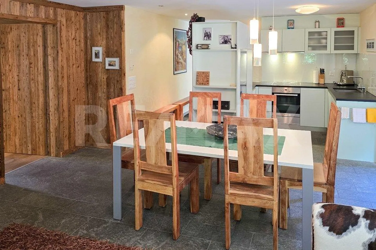 Furnished 5½-room apartment in modern chalet style with wellness area - Photo 3 of 9
