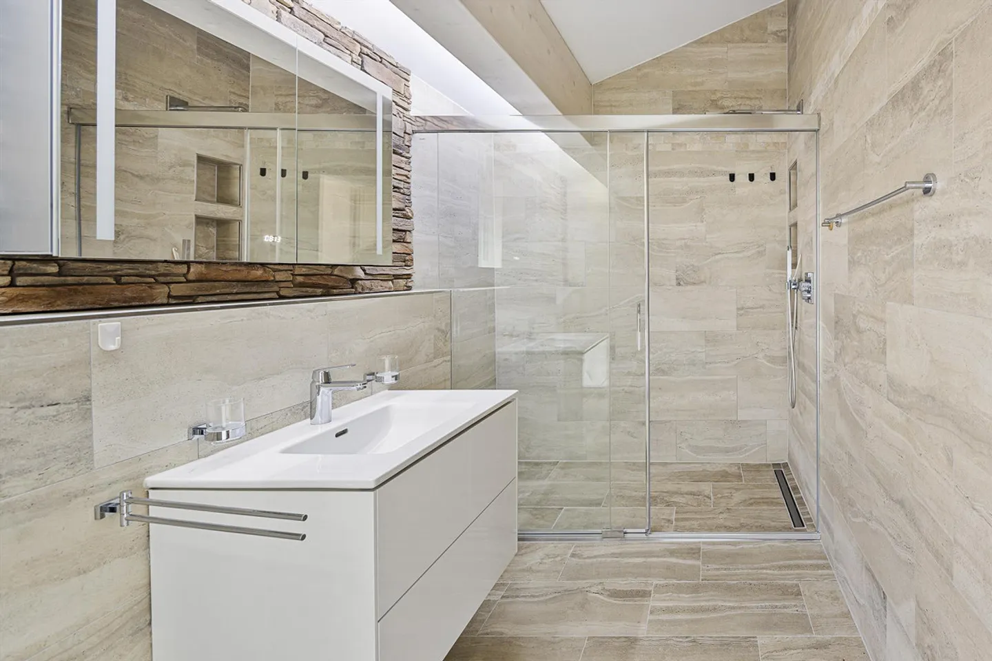 Miracle d'espace polyvalent avec un appartement séparé et de nombreuses possibilités - Photo 14 sur 17