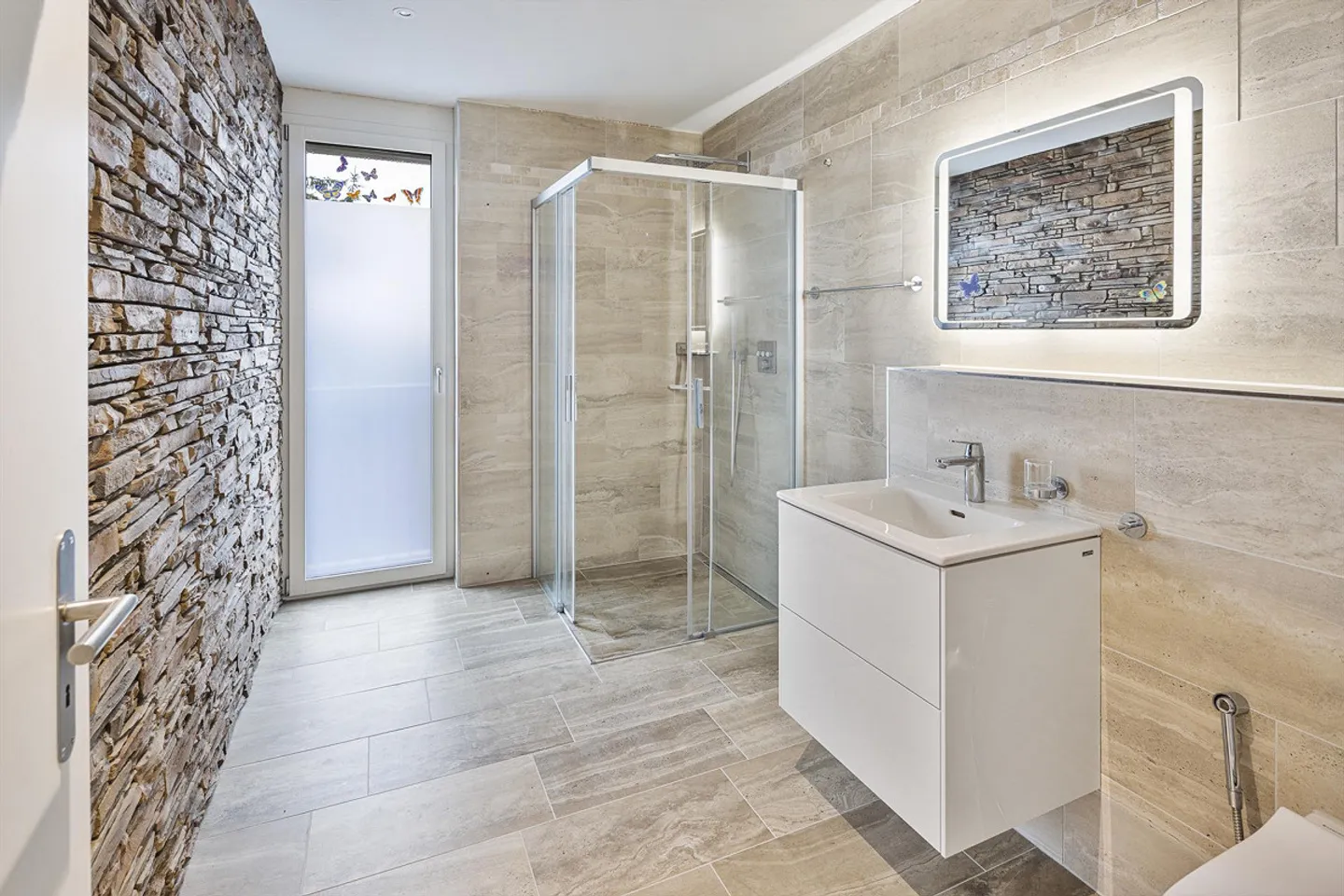 Miracle d'espace polyvalent avec un appartement séparé et de nombreuses possibilités - Photo 15 sur 17