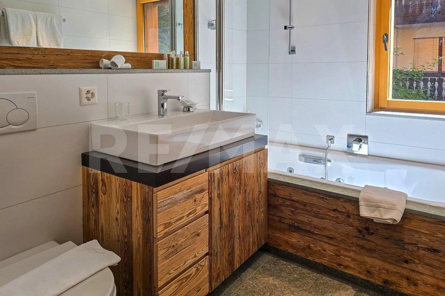 Furnished 5½-room apartment in modern chalet style with wellness area - Photo 7 of 9