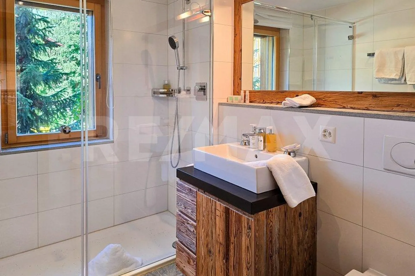 Furnished 5½-room apartment in modern chalet style with wellness area - Photo 8 of 9