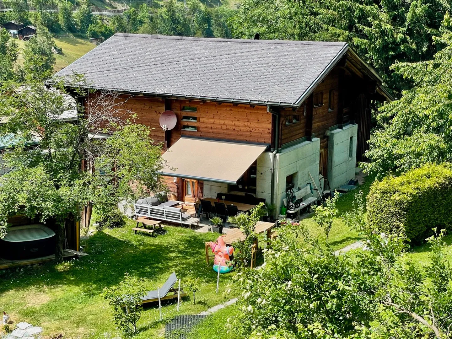 «Stilvoll mit hochwertigen Materialien renoviert - ein ländliches Bijou» - Foto 1 von 9