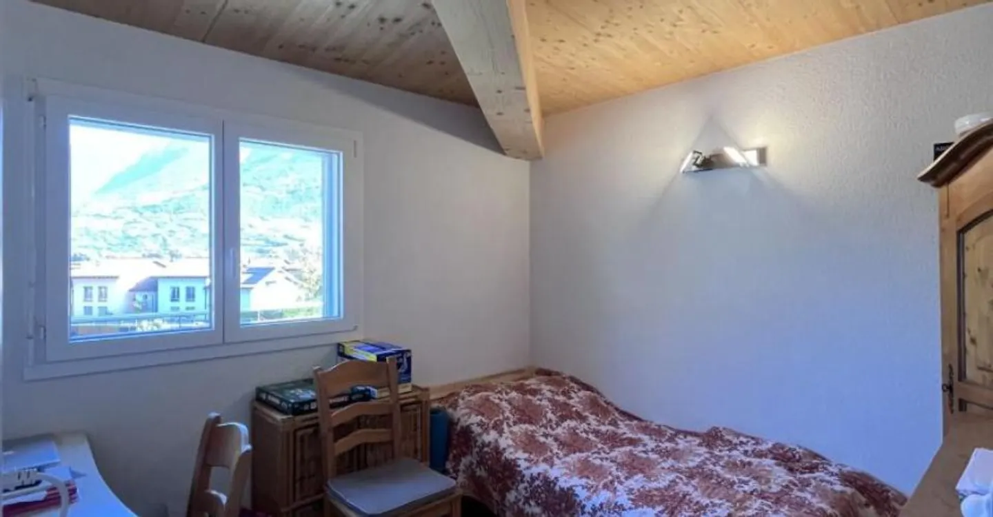 Appartement spacieux en attique - Photo 4 sur 9