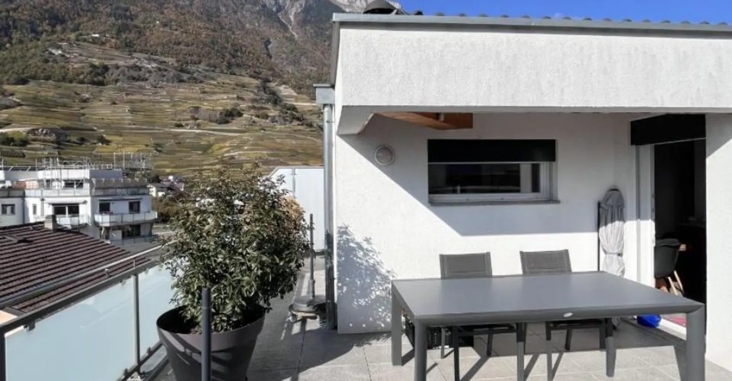 Appartement spacieux en attique - Photo 5 sur 9