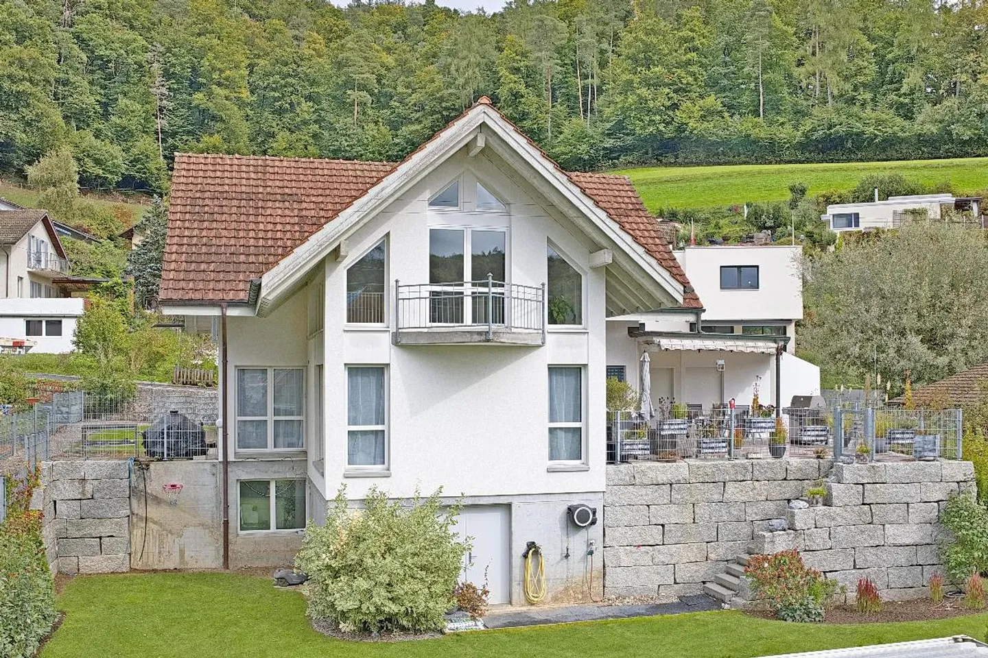 «Modernes 6½ Zi. Einfamilienhaus an sonniger Lage mit Weitsicht!» - Foto 1 von 10