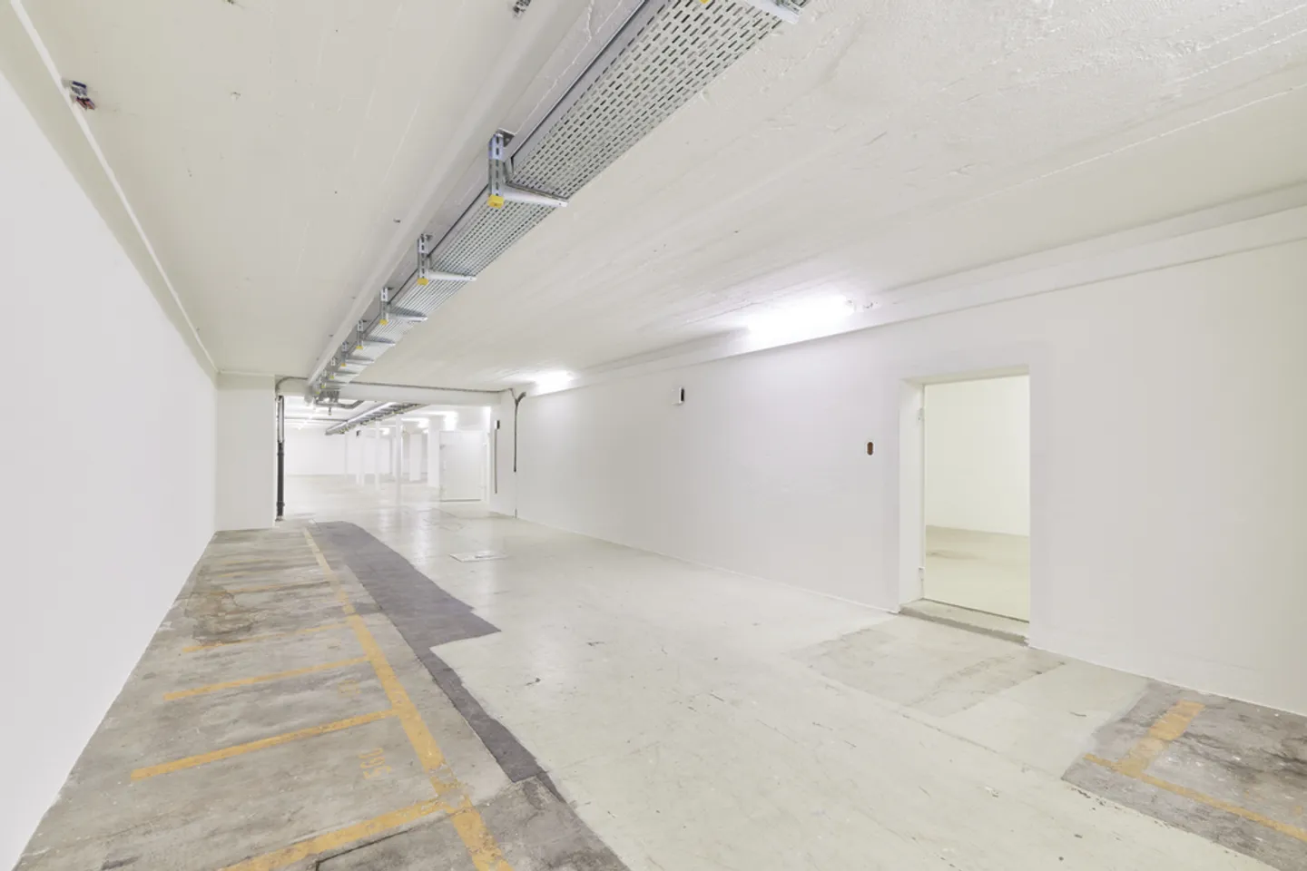 Espace commercial spacieux à louer dans un excellent emplacement - Photo 3 sur 11