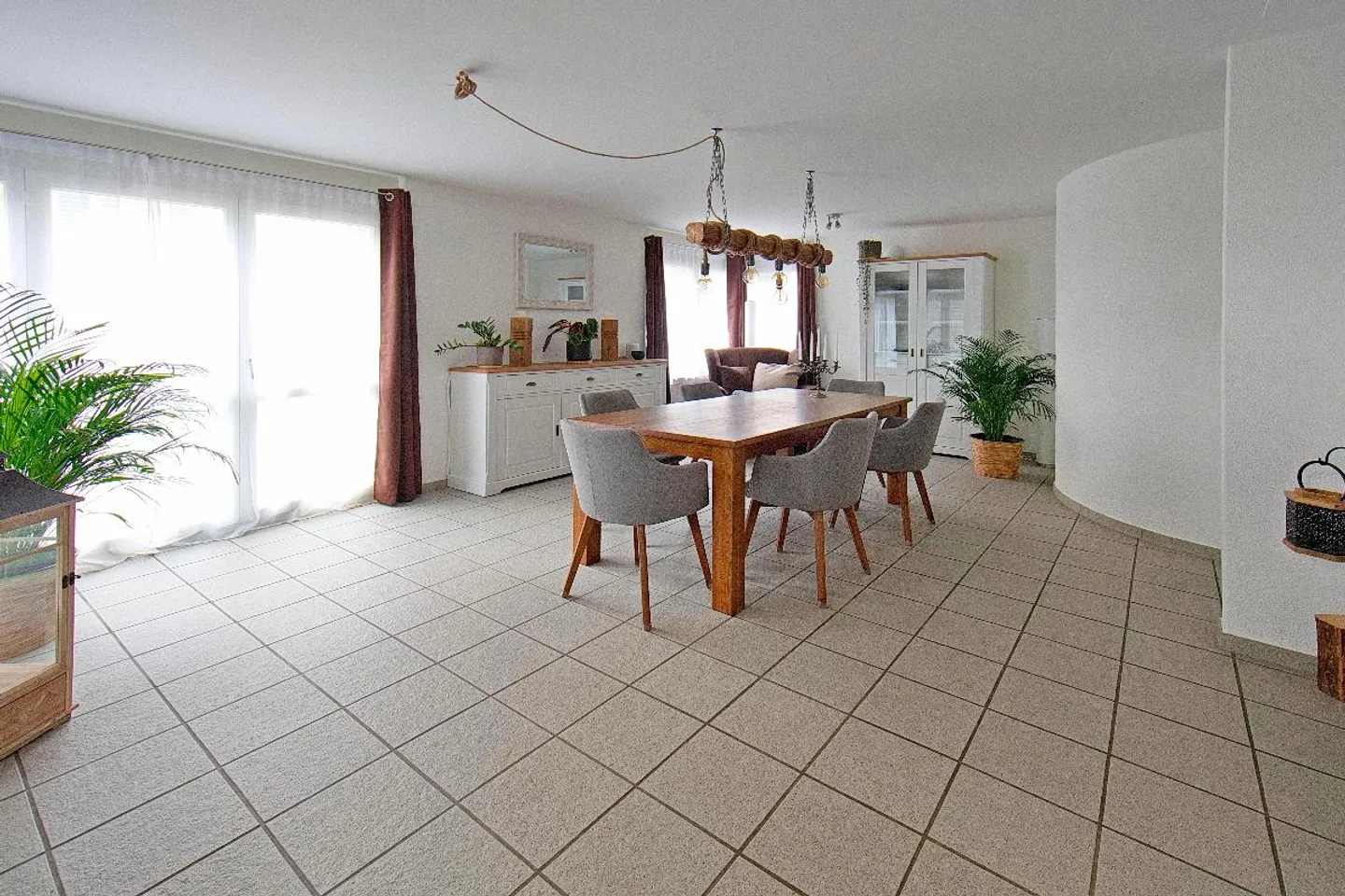 «Modernes 6½ Zi. Einfamilienhaus an sonniger Lage mit Weitsicht!» - Foto 3 von 10