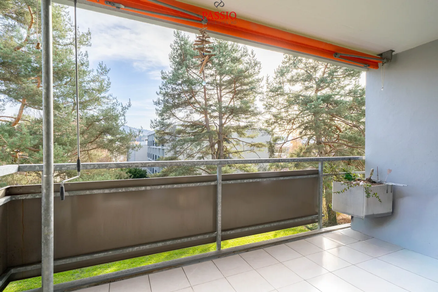 Charmante appartement 3,5 pièces avec 2 balcons et vue sur la verdure - Photo 4 sur 23