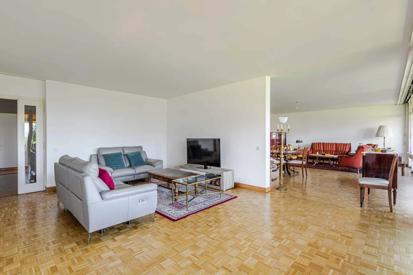 Spacious Apartment with Lake View - Photo 4 of 9
