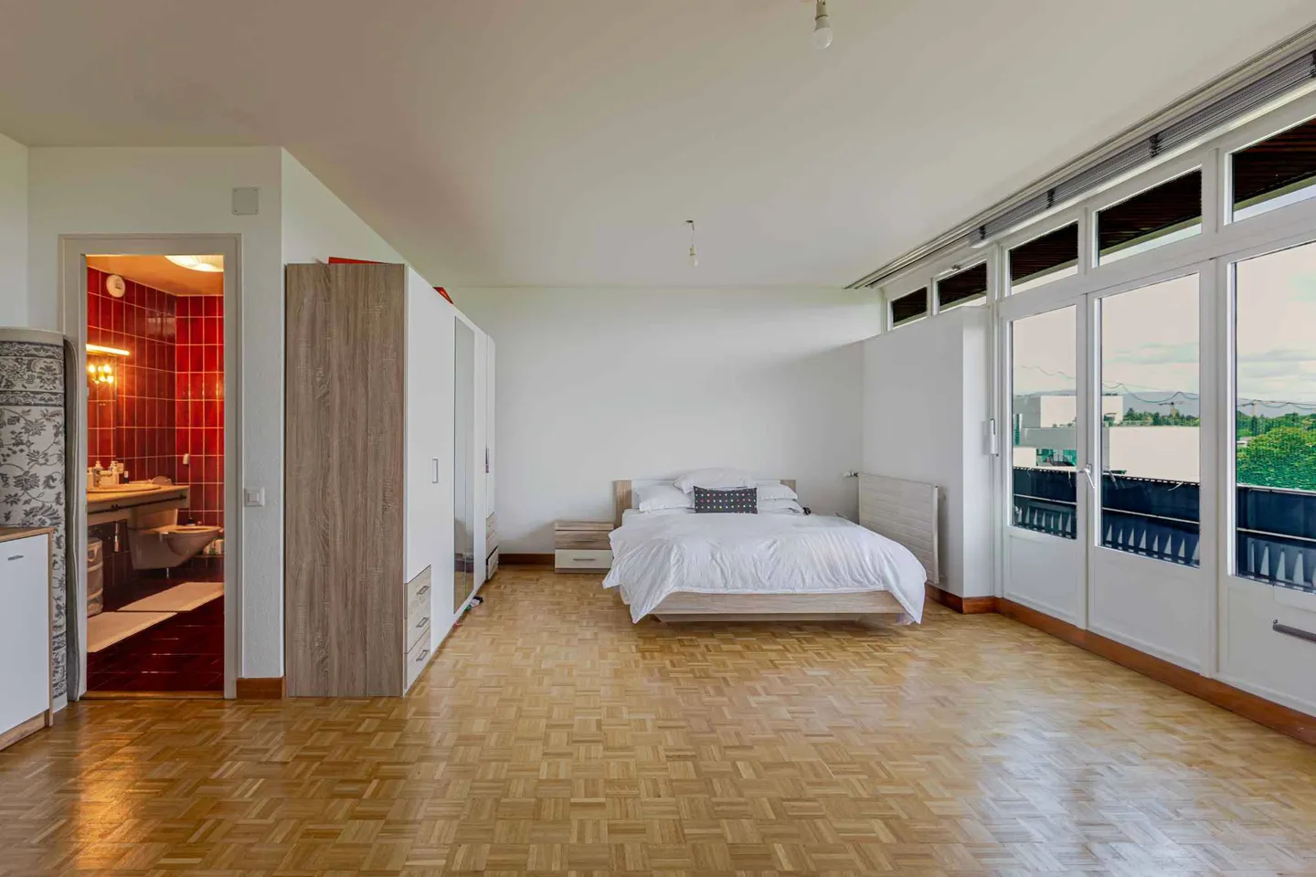 Spacious Apartment with Lake View - Photo 6 of 9