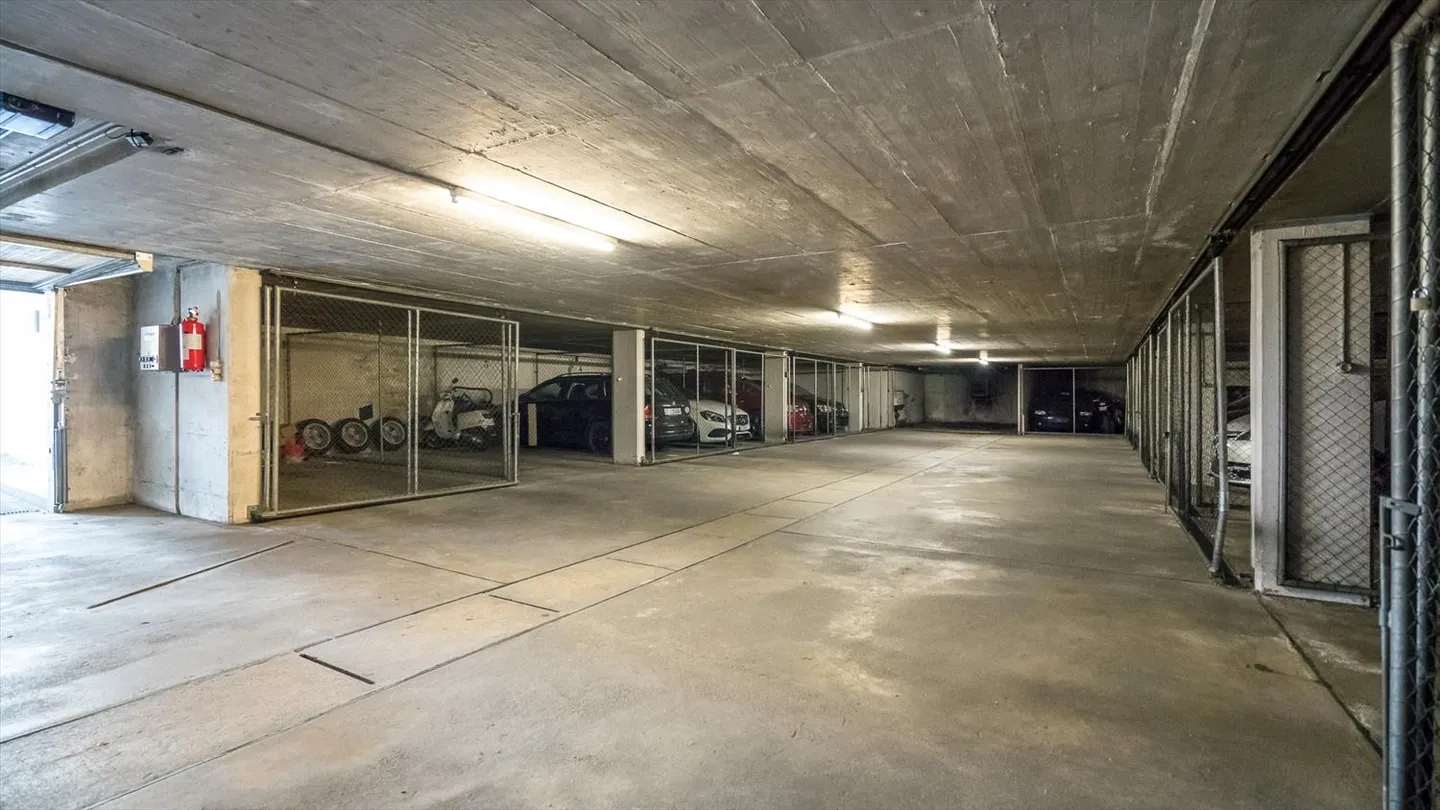Cerchi un parcheggio in garage protettivo per la tua auto? - Foto 2 di 2