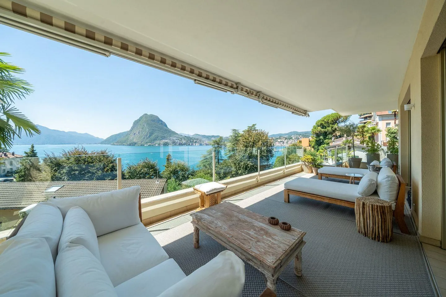 Elegant contemporary architecture with lake view in Castagnola. 3.5 rooms - Photo 1 of 13